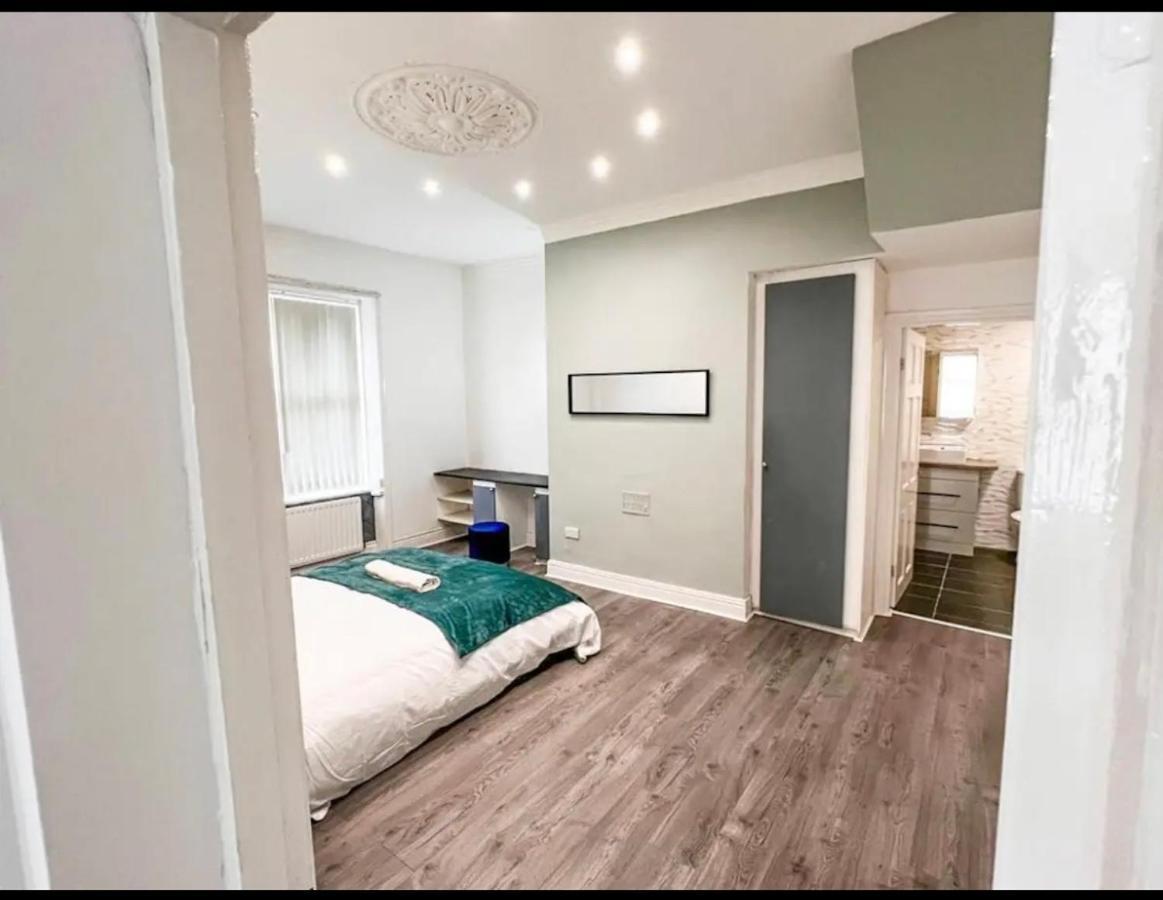 Lovely 1-Bedroom Apartment, Free Street Parking Newcastle Upon Tyne Exterior foto