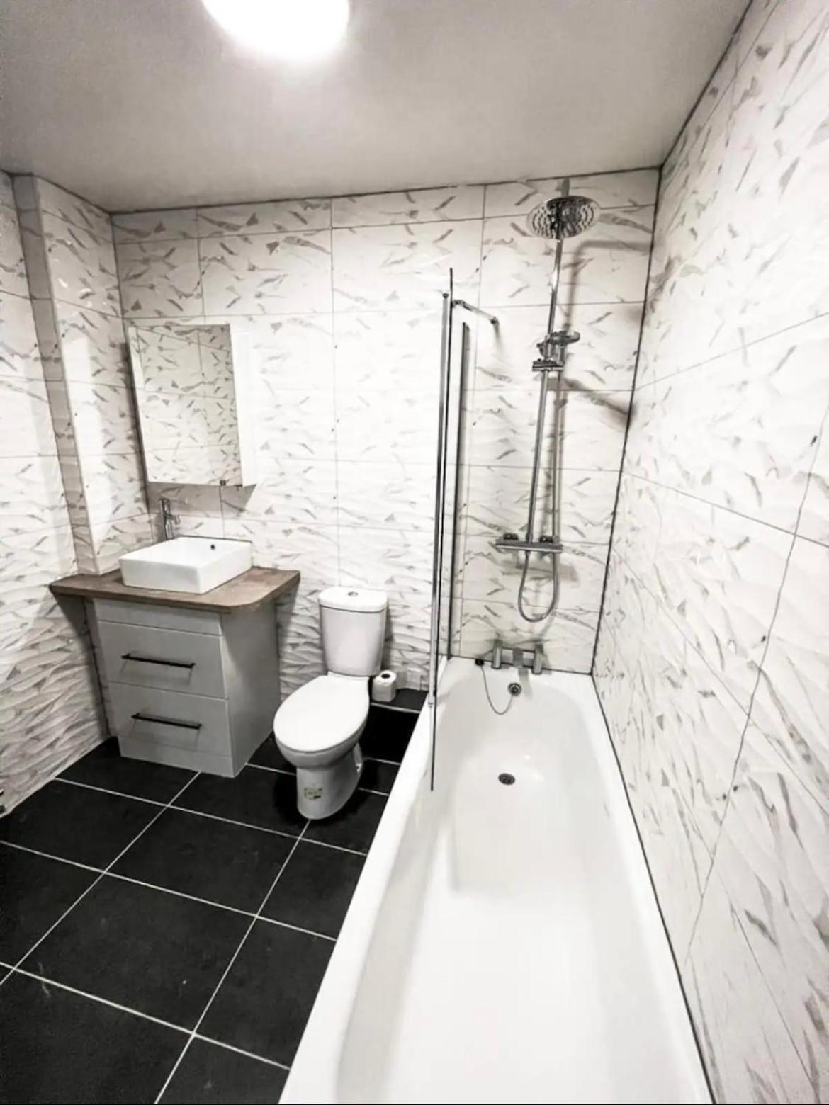 Lovely 1-Bedroom Apartment, Free Street Parking Newcastle Upon Tyne Exterior foto